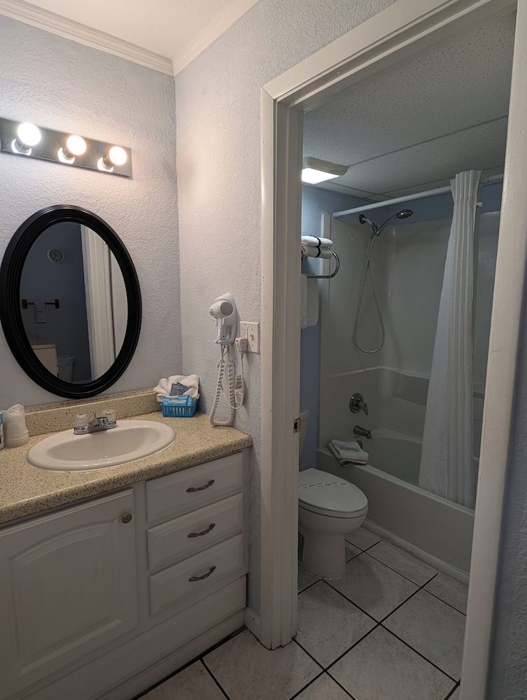 Daytona Beach Vacations - Traders Inn Beach Club - Property Image 4