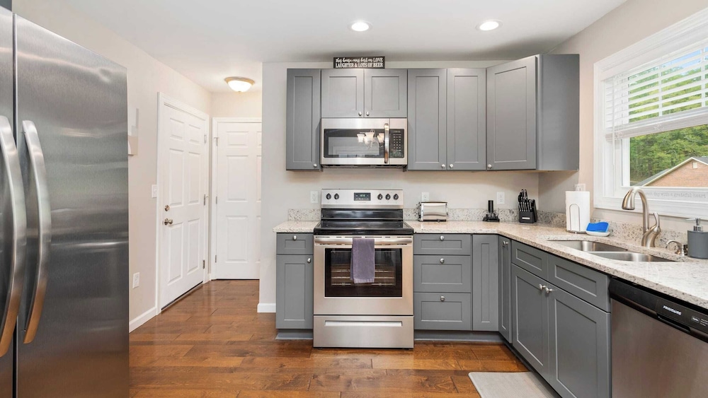10 Townhomes, Sleeps 89 6 Mins to DT Asheville Sycamore Cove by Avantstay