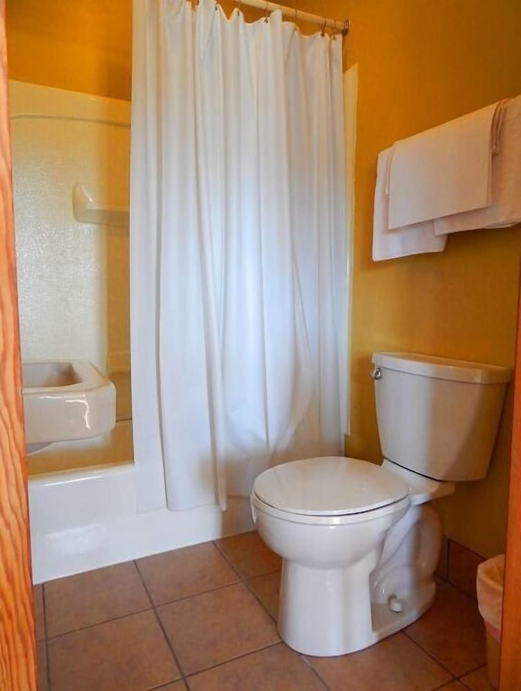MacIver's Motel & Campground