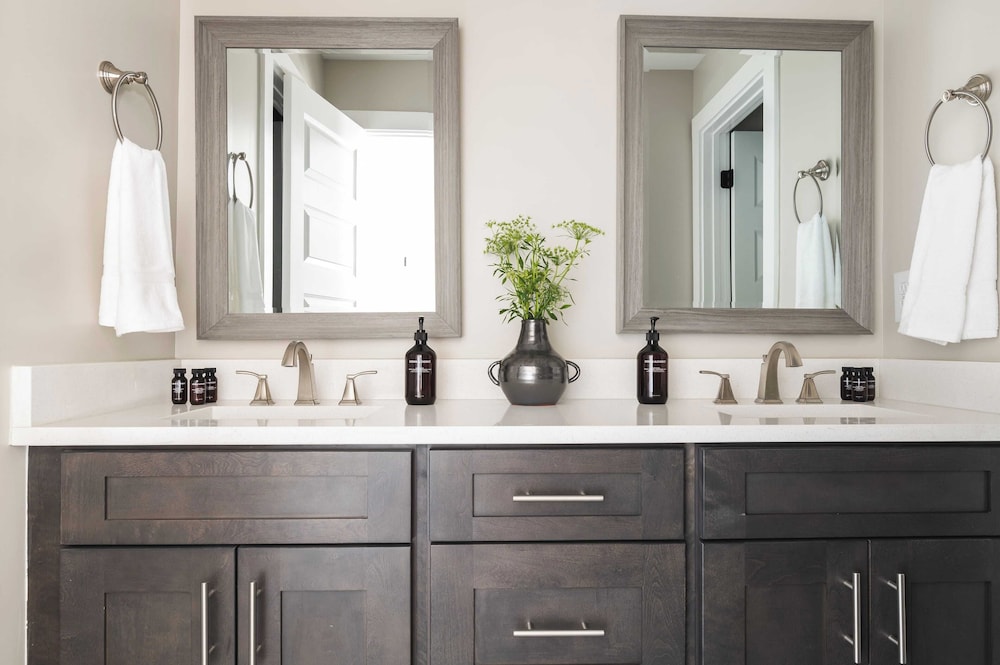 8 Nashville Homes w/ 21 Bedrooms, 21 Baths & Space for 74, Just Minutes From Broadways Nightlife, Dining, and Music Scene Cherokee by Avantstay