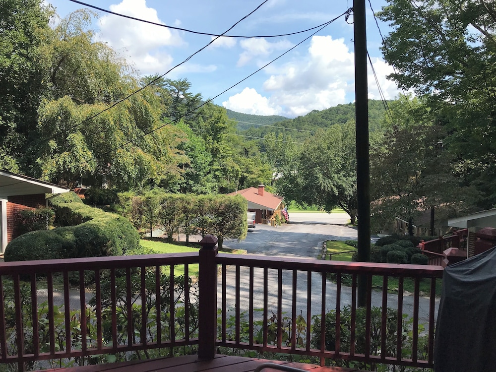 Mountain Aire Cottages, Inn, & Glamping view 2
