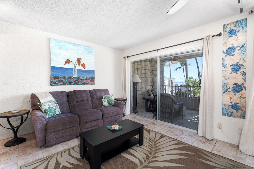 Oceanview Kona Condo - Pool, Lanai, Walk to Town - Vrkcv