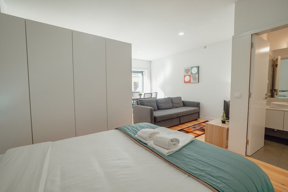Downtown Sunny Apartment by Vacationy