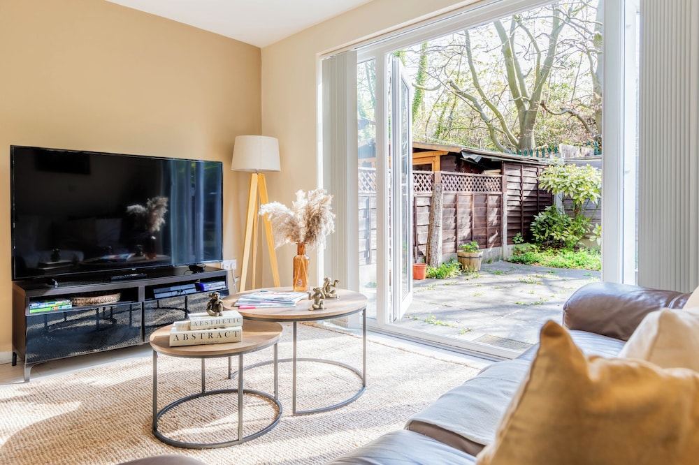 Spacious 4-bed, Free Parking, Short or Long Stays