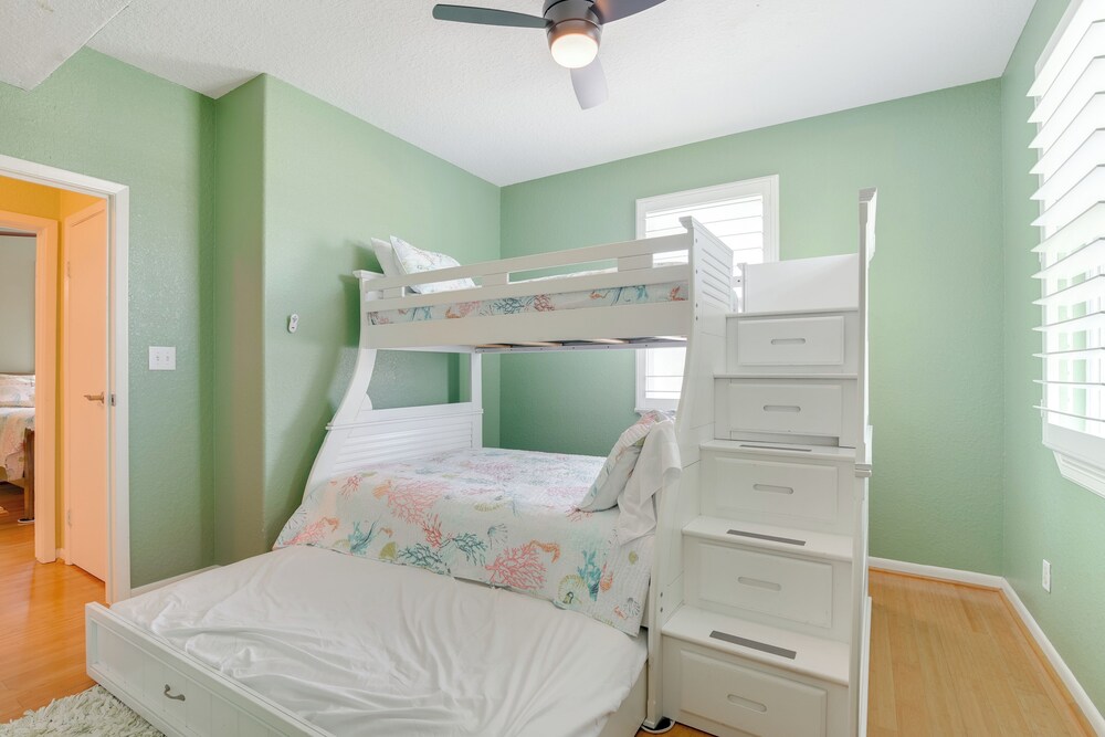 Boat Slip + Decks: Waterfront Gem Near Galveston!