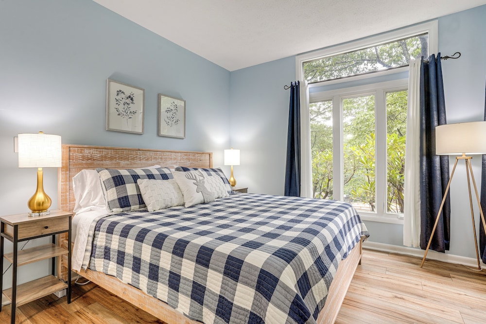 Walk to Slopes: Wintergreen Resort Condo w/ Pool