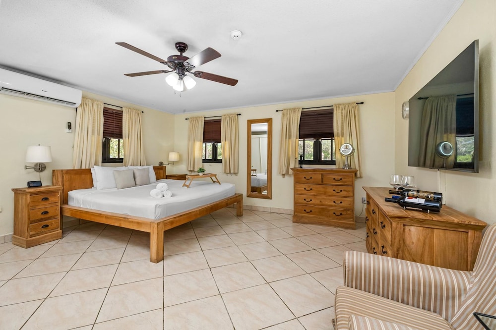 Luxurious Haven in the Heart of the Island Pool