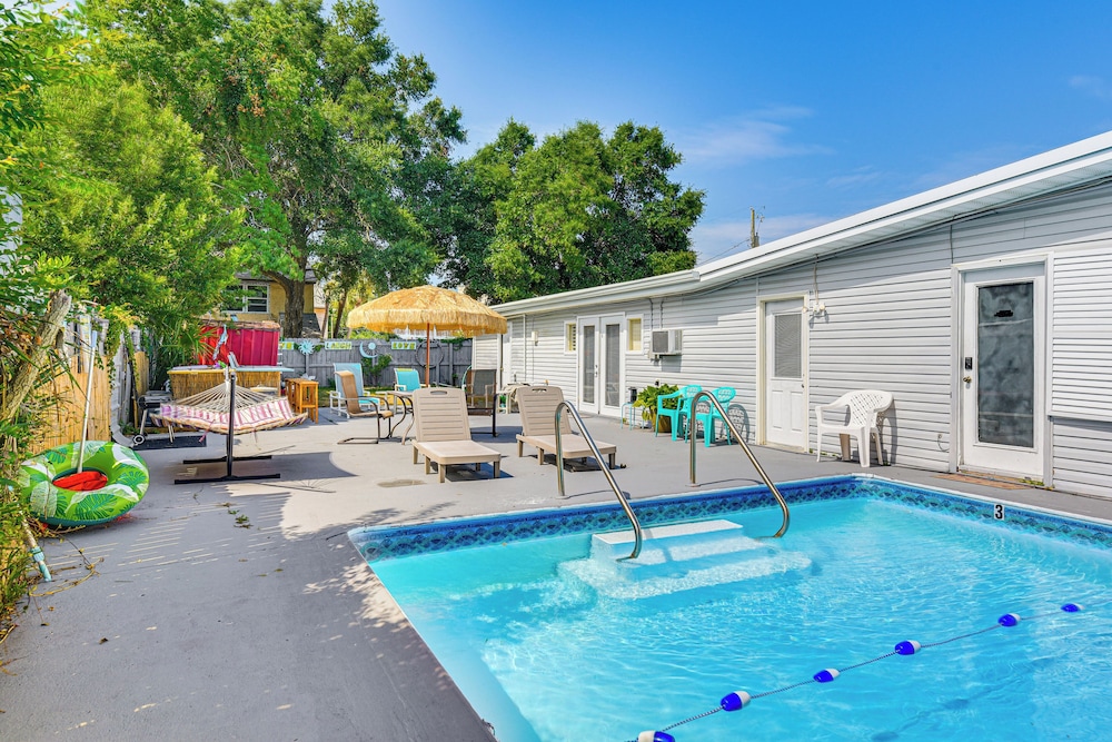 Fort Walton Beach Studio w/ Shared Pool & Patio!