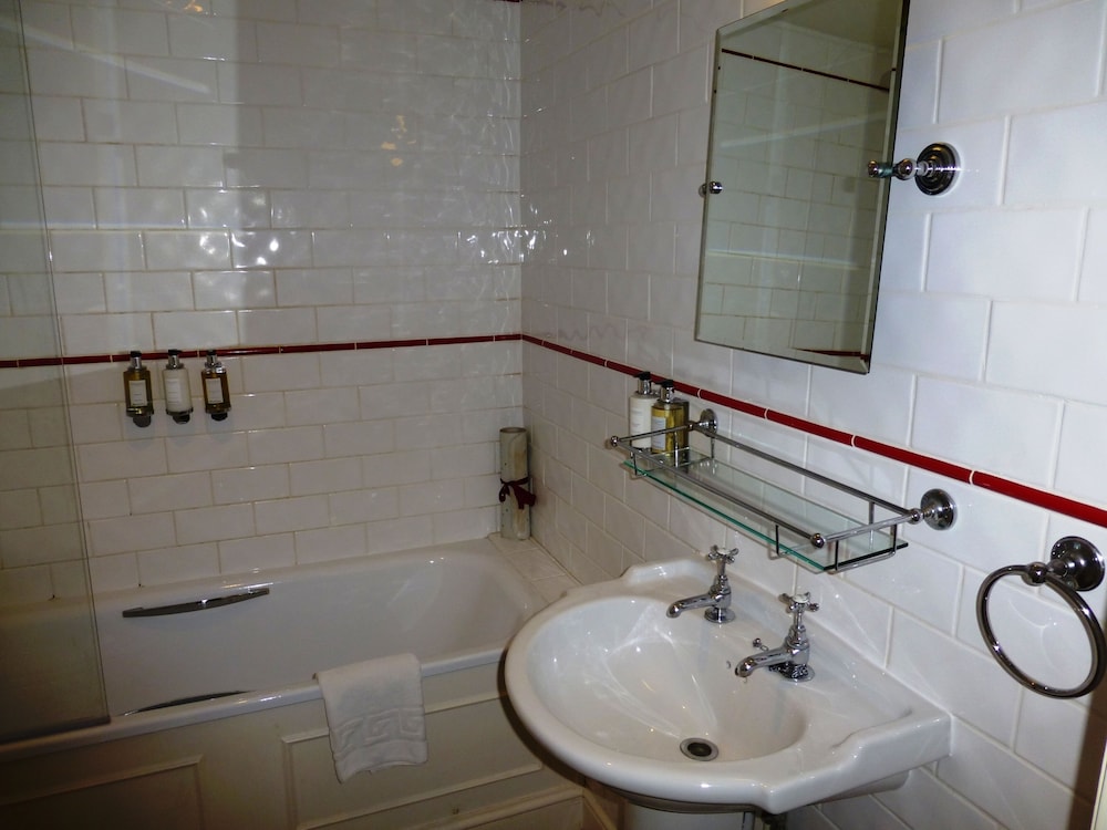Aylesbury Vacations - The Five Arrows Hotel - Property Image 41