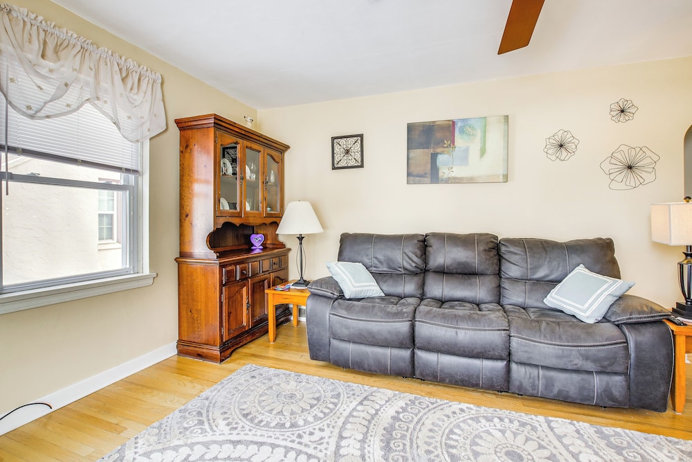1 Mi to Lambeau Field: Residential Home w/ Yard