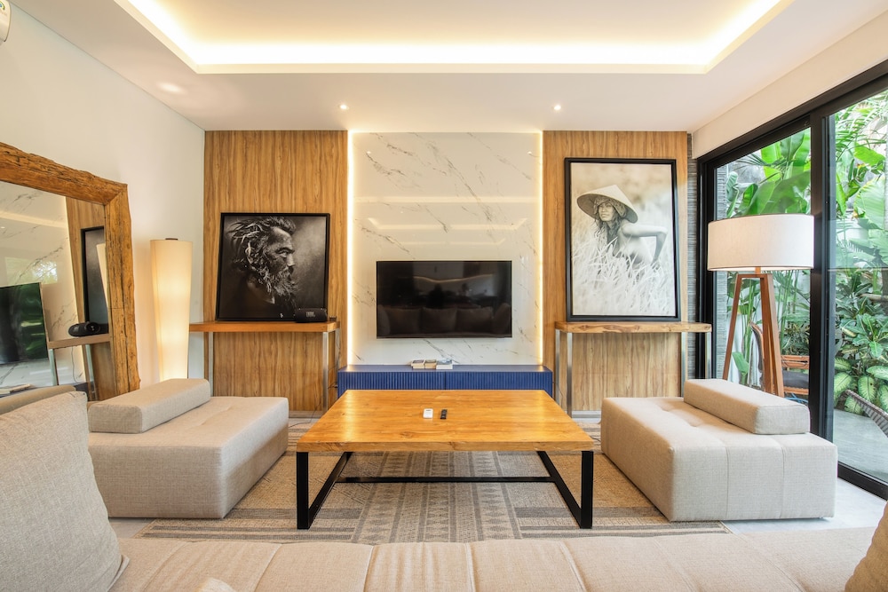 Elegant 3BR Retreat Stylish Modern Villa Seminyak