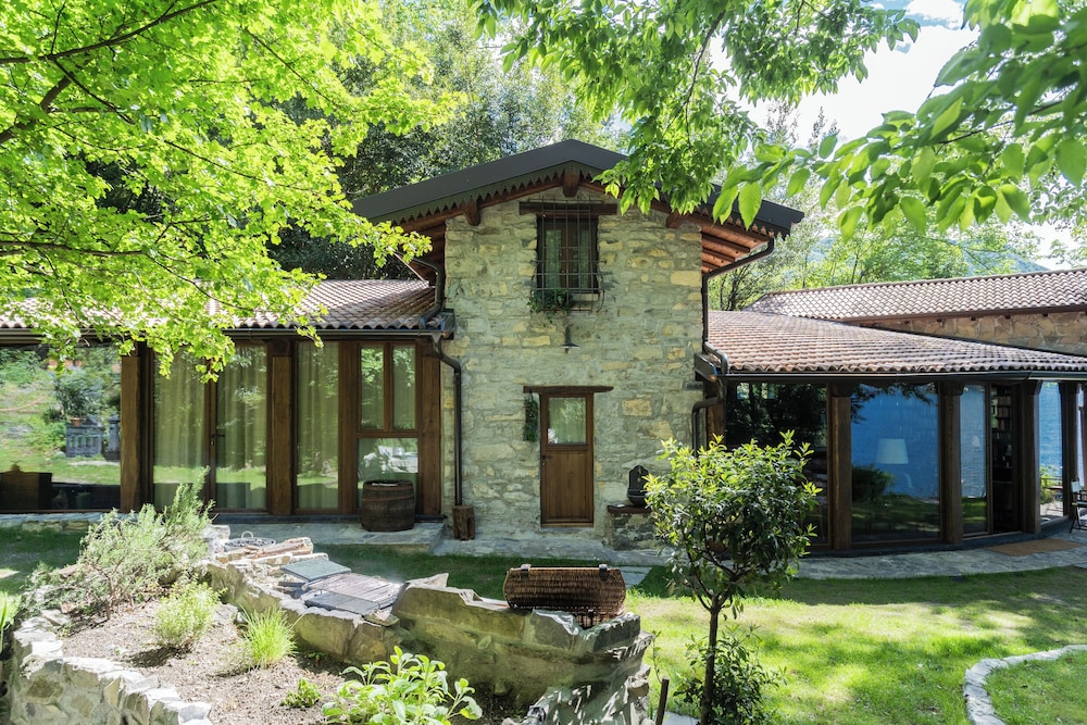 The Writer's Nest by Rent all Como