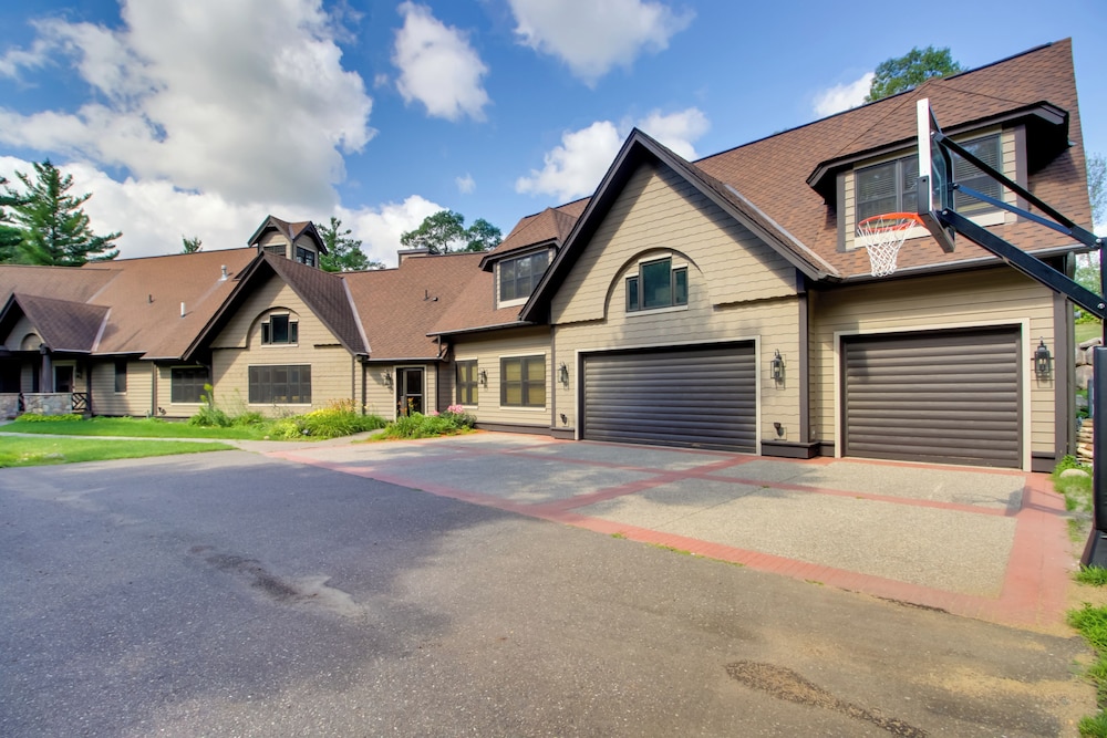 Sprawling Minnesota Home w/ On-site Lake Access view 5