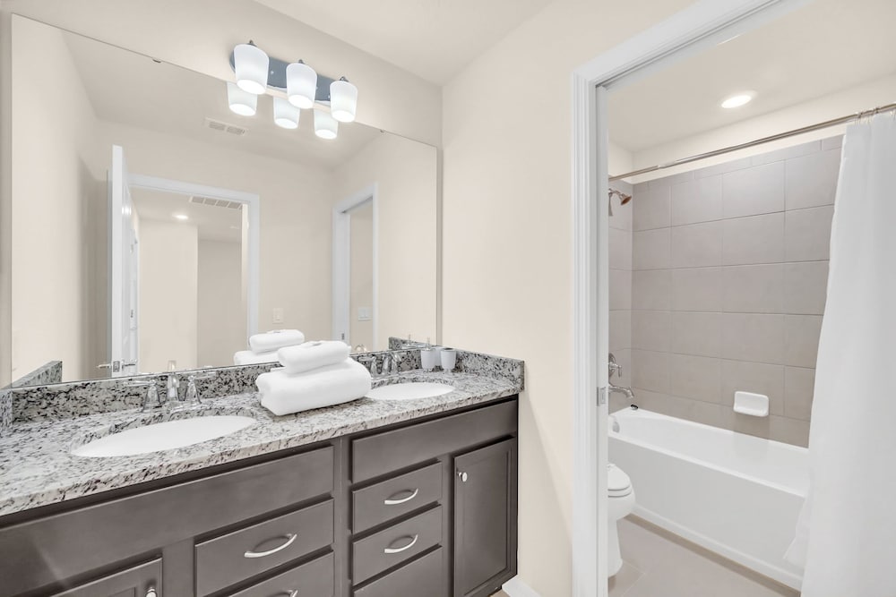 Stylish 5BR Home With Mickey Cars Rooms