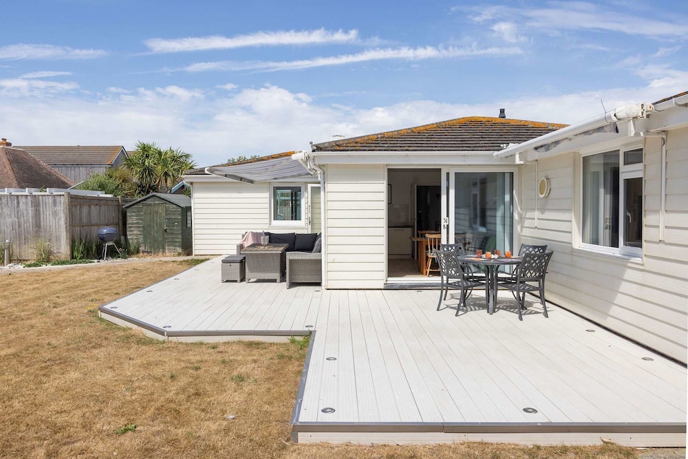 3-bed Beach Bungalow Garden 150m to Sea