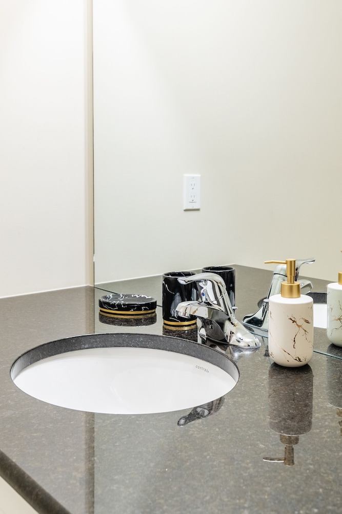 Modern 3BR 2BA Townhome in Lakeshore