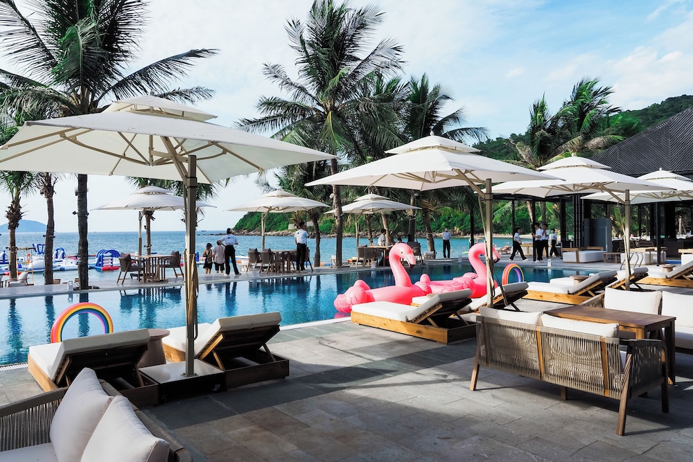 Bounce Beach Hotel & Tien Sa Resort