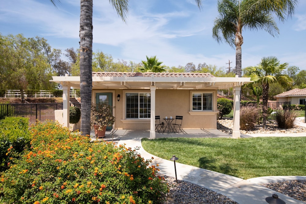Villa Verdot by Avantstay Spectacular 6 BR Estate w Pool Hot Tub Tennis B-ball Courts