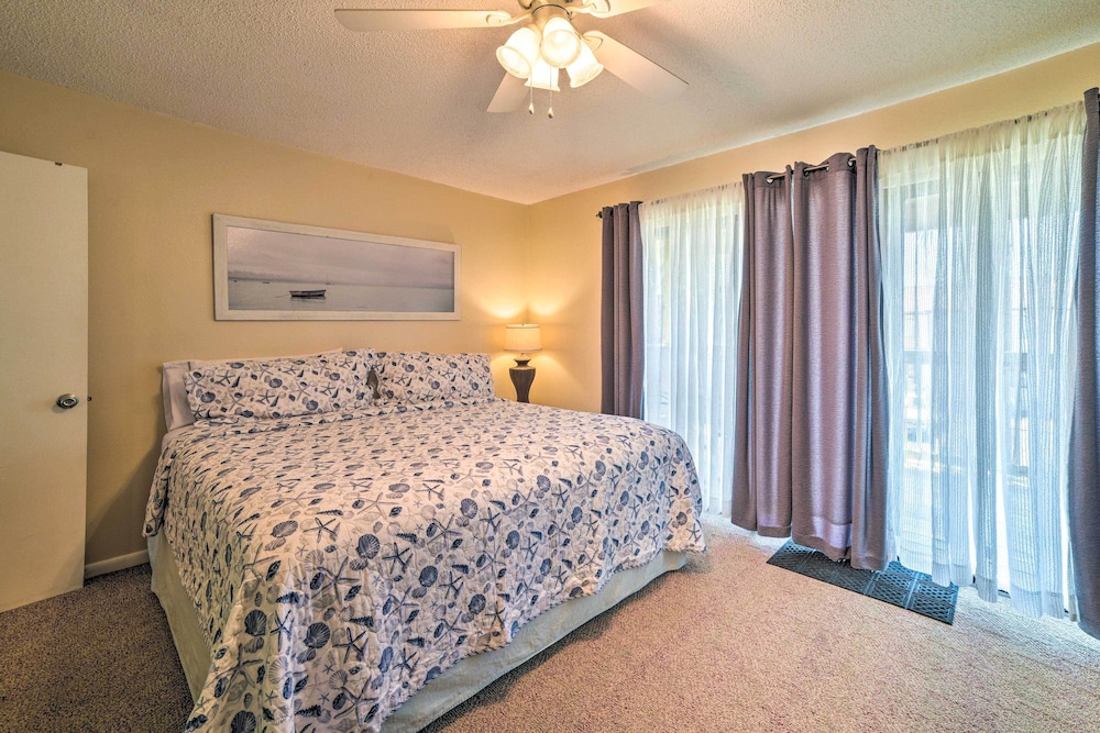 Beautiful PCB Townhome: Balcony & Resort Amenities
