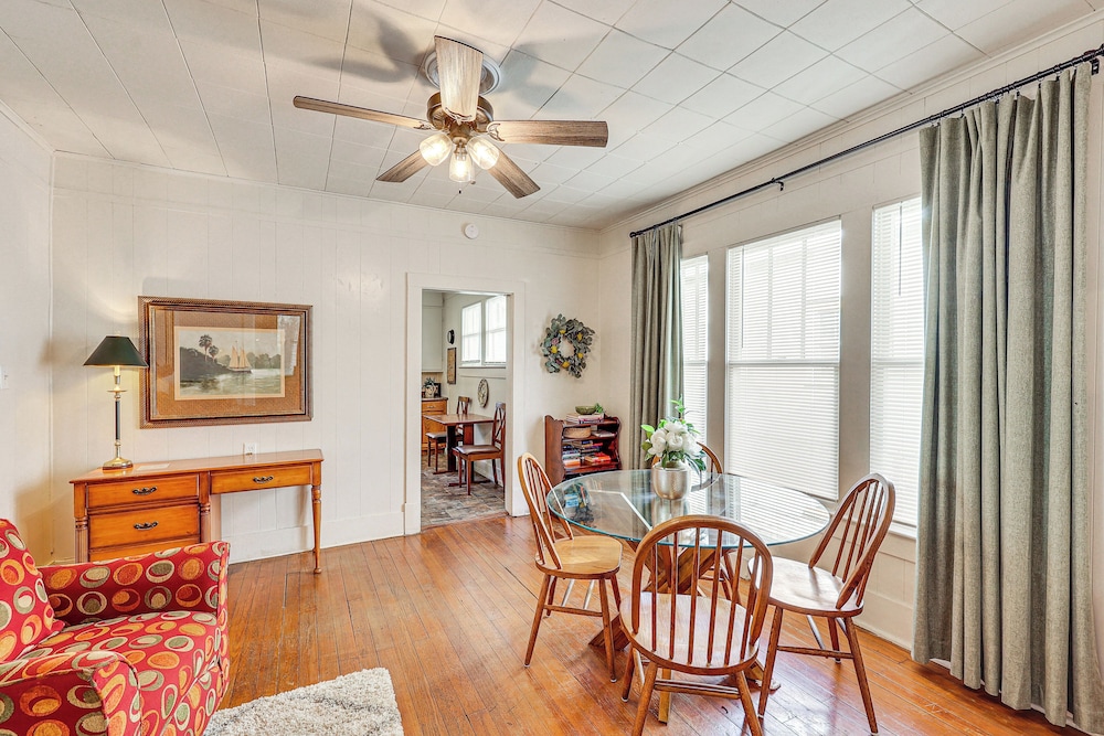 < 1 Mi to Historic Dtwn Texarkana: Charming Home!