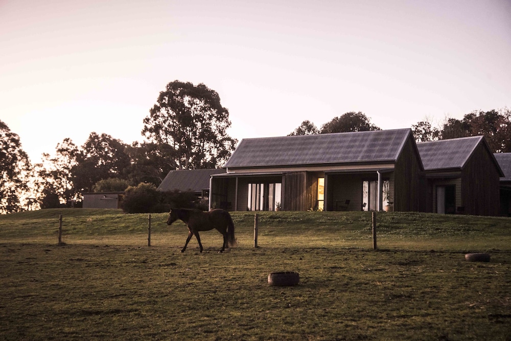 Hotel Spring Spur Stay - Image 1