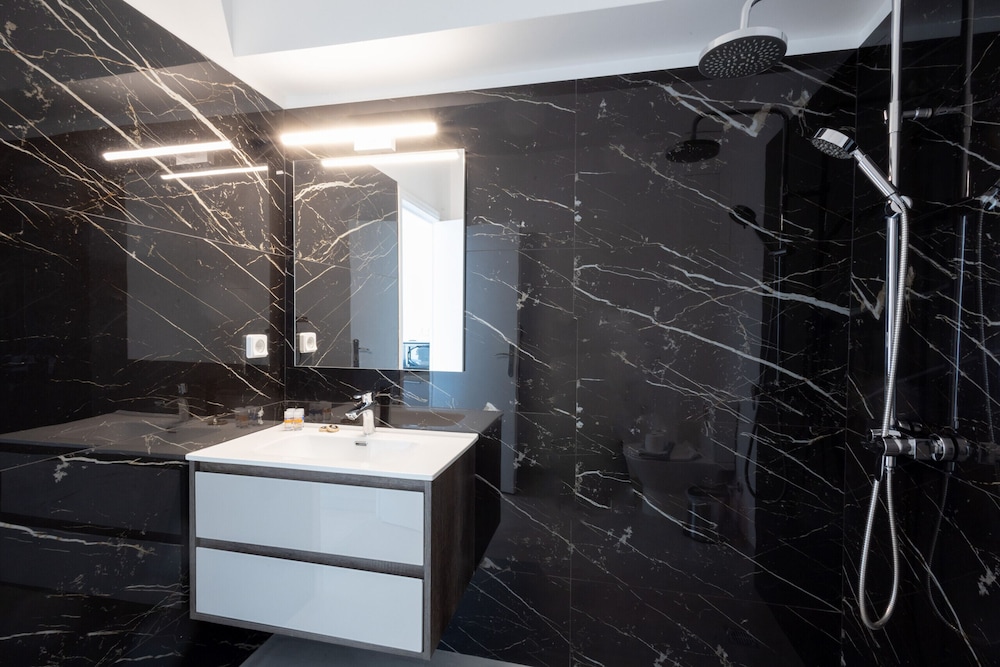 Spacious Urban Retreat Central 2-bedroom Haven for 8