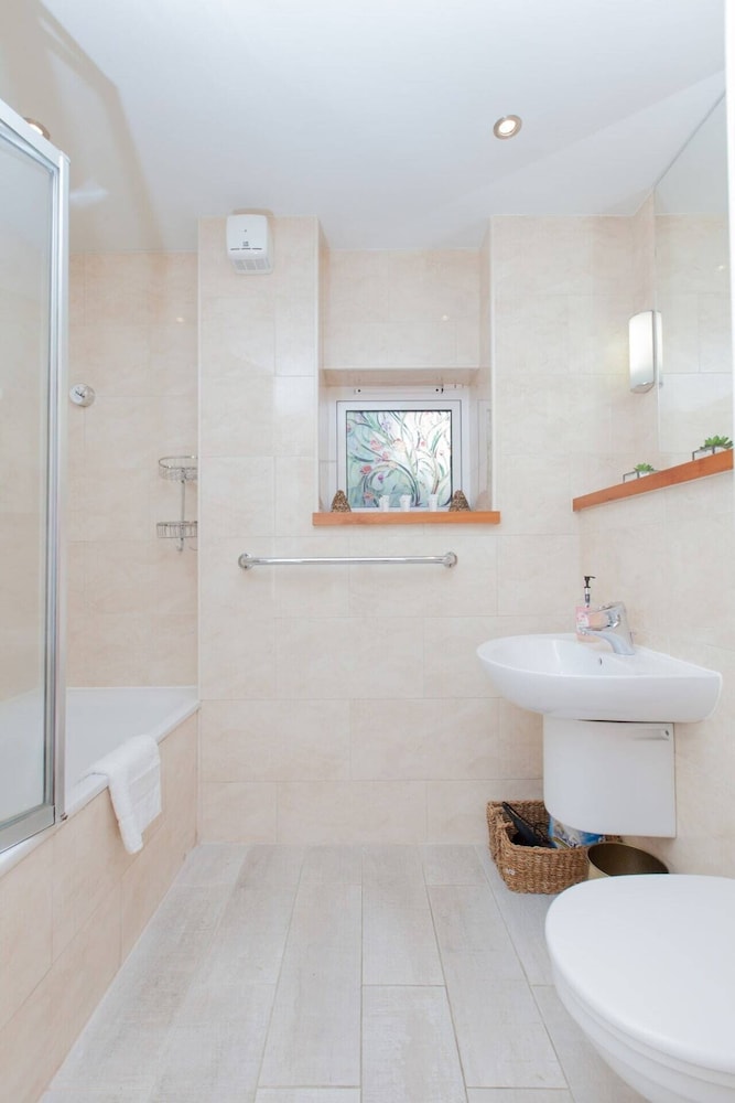 Holyrood Residence - Luxury Apartment With Parking