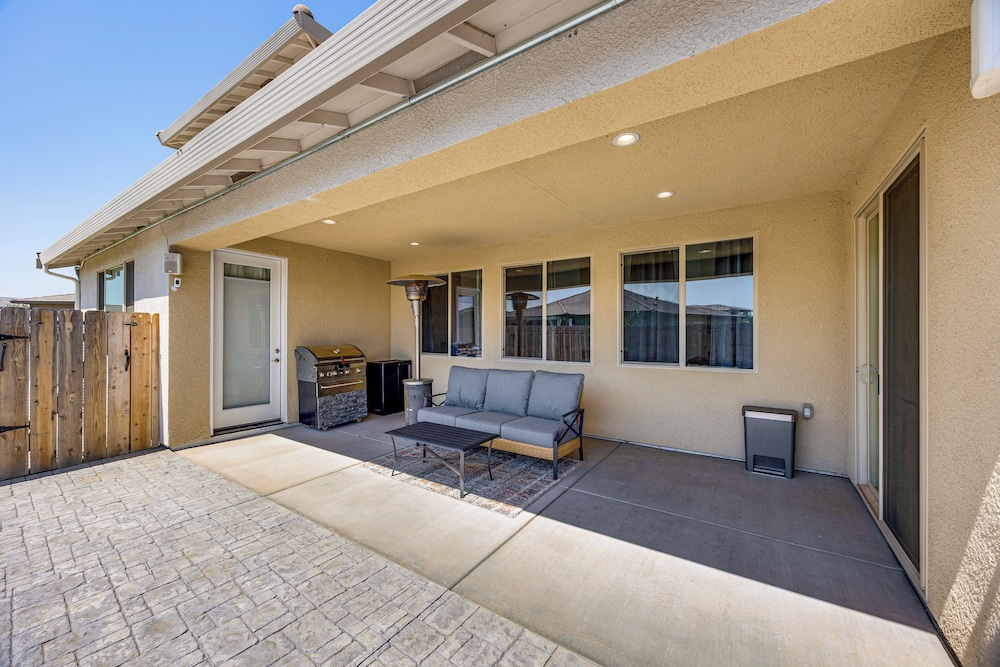 1 Mi to Golf! Spacious & Modern Home in Dinuba