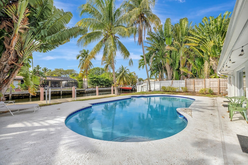Poolside Paradise Dock & Pool!