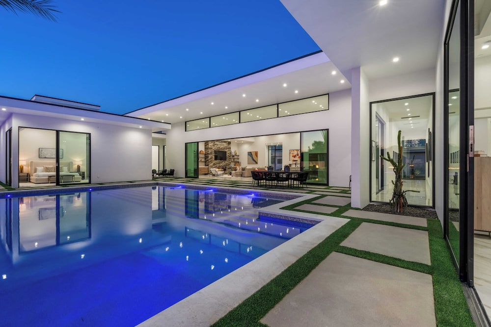 Pool, Hot Tub & Putting Green Minutes From Dining & Golf Bravo Villa #13 by Avantstay