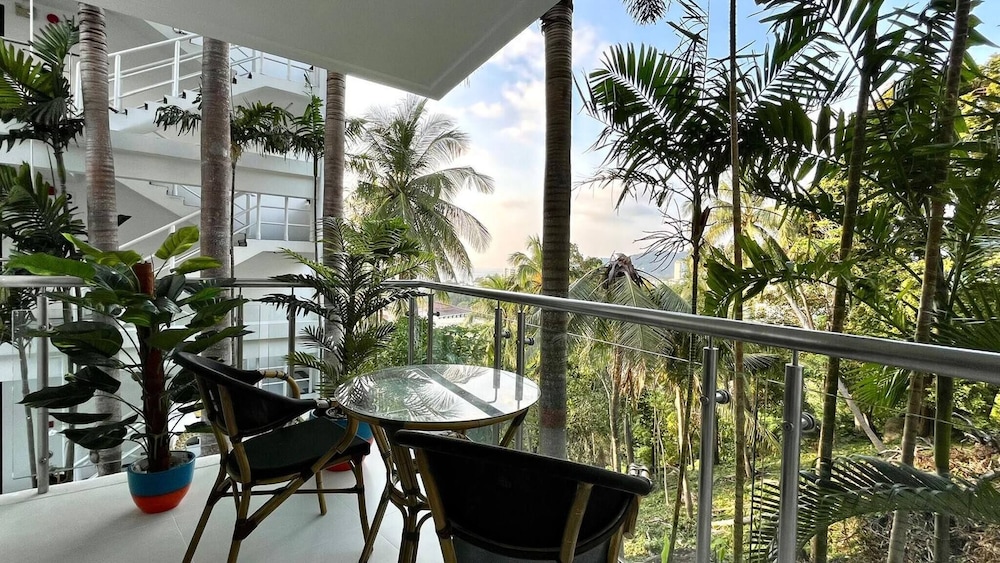 B6 - 1 Bdr Modern Condo With Balcony and Pool, Karon