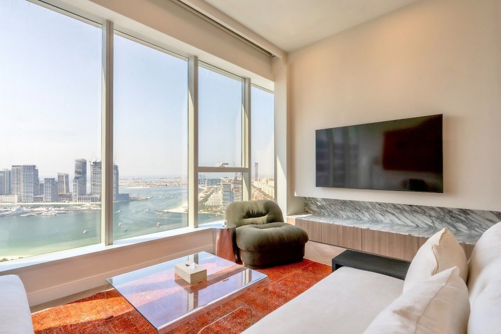 Maison Privee - High-Floor Haven with Open Sea Views on Palm Entry