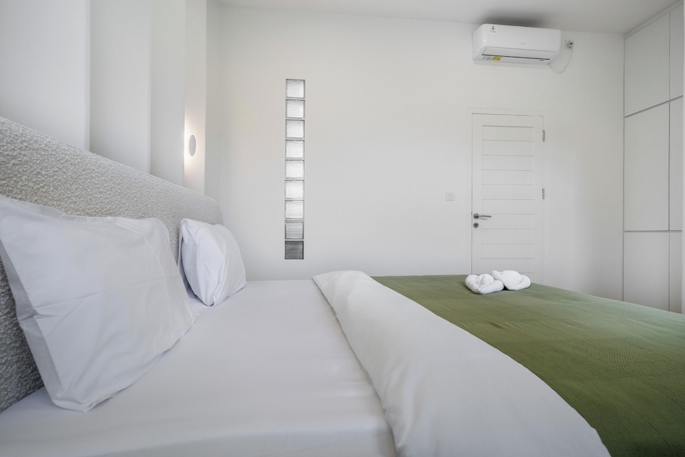 Dreamland Villa with Pool 3 min to Beach