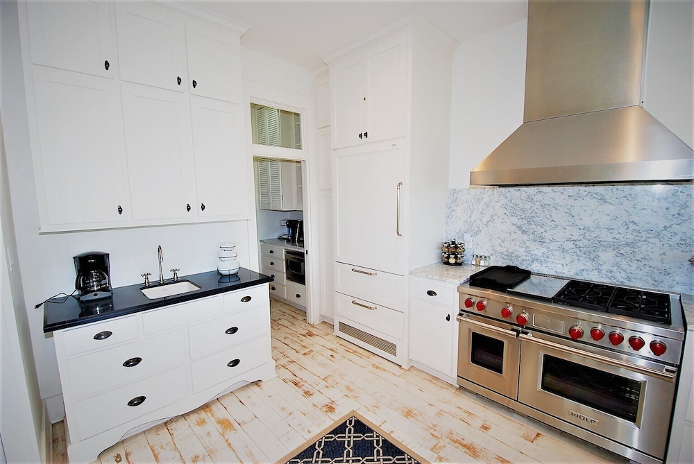 Bella Casa - Private House With Hot Tub 4 Bedroom Home by RedAwning