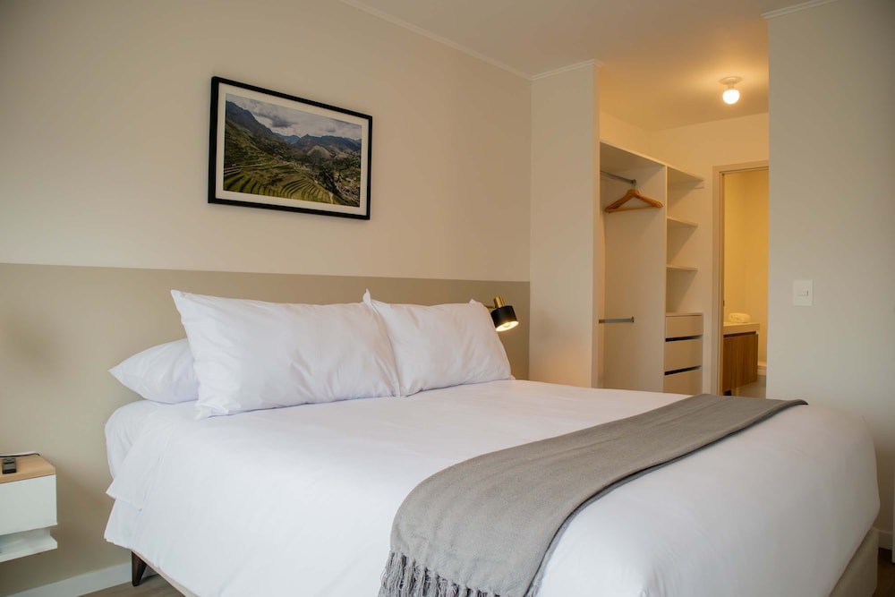 w Elegant 2BR Apartment in Miraflores Steps From Larcomar