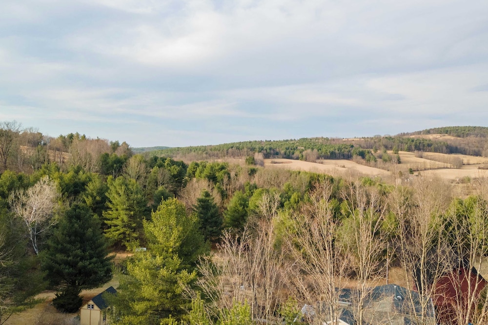 Secluded w/ Deck Views, Hot Tub, & Ping Pong Hudson in the Berks by Avantstay