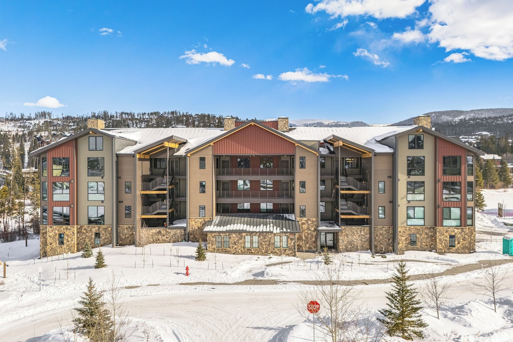 3 Mi to Winter Park Resort: Mtn-view Haven!