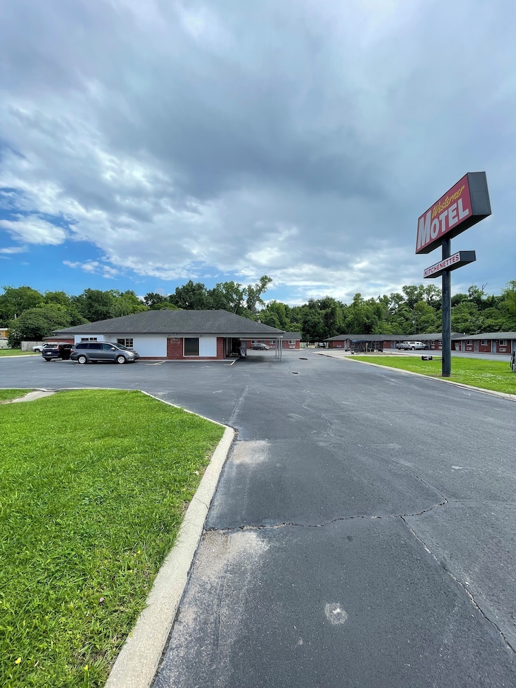 Hotel Westerner Motel - Image 1