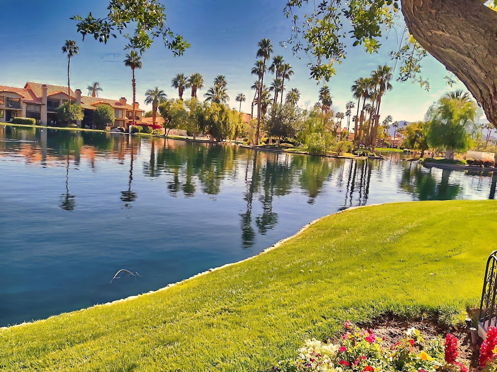 Cozy Lakeside Retreat in PGA West Bbq Scenic Views