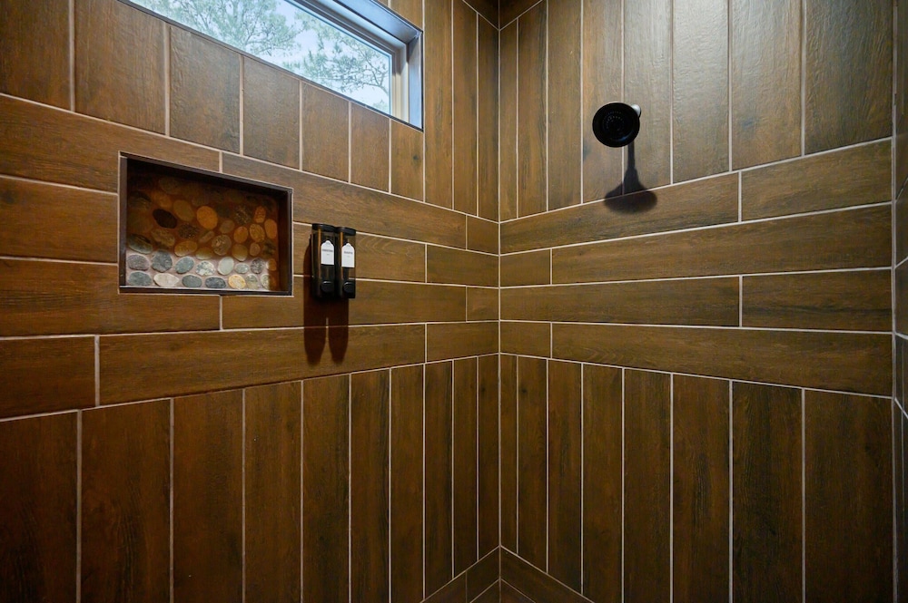 Cabin Vibe - Bunkroom - 3 King - Firepit - Shuffleboard