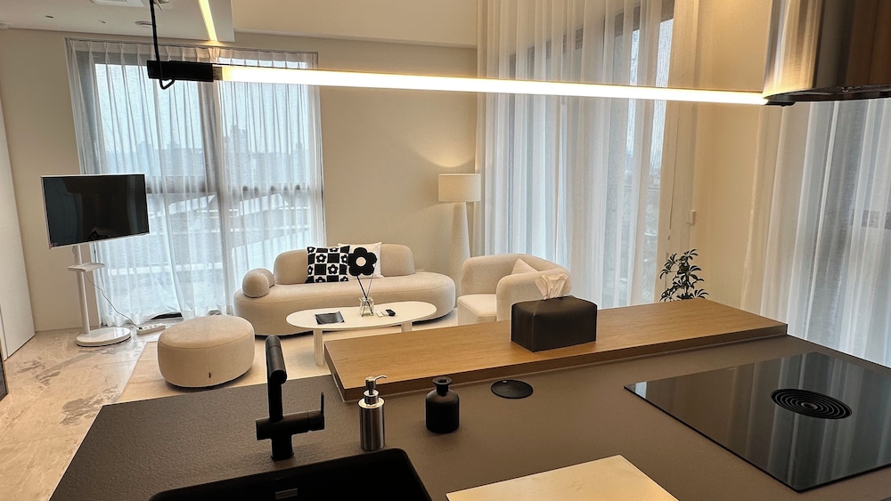 Caelum Black Gangnam Luxury Apt