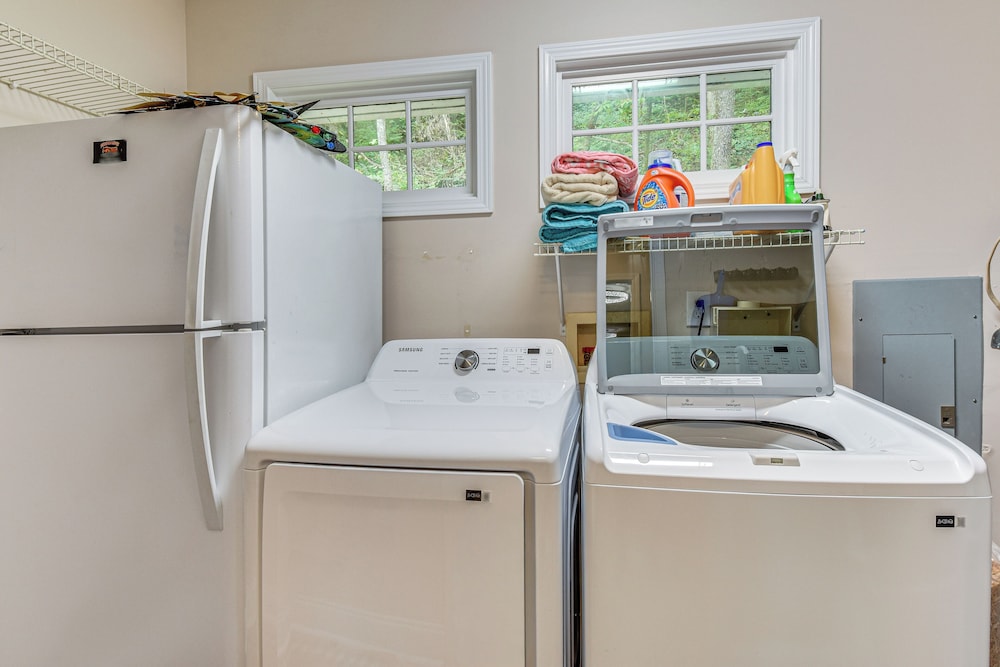 Creekside Cottage w/ Hot Tub: 8 Mi to Lake Chatuge