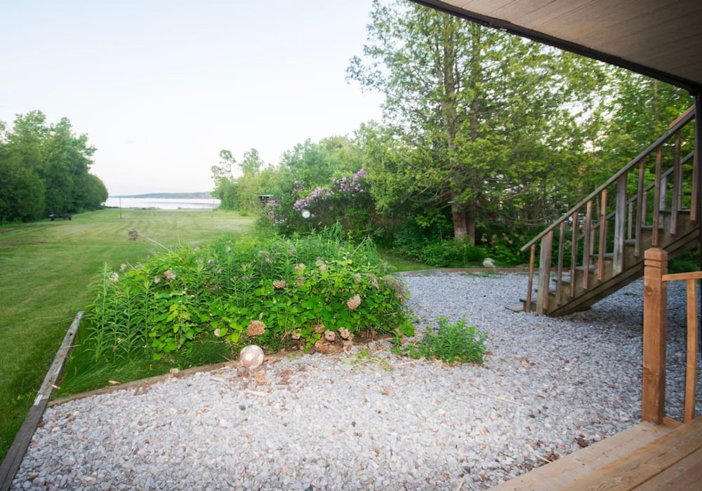 Lakeside 4BR Cottage in Bailieboro w BBQ Grill