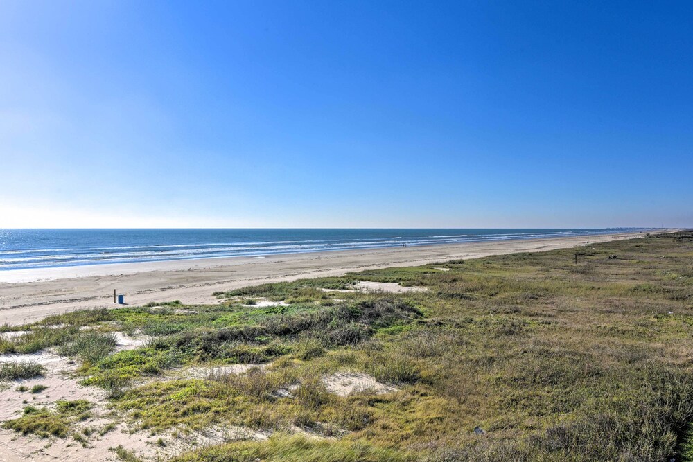 Walk to Beach: Updated Home w/ Deck in Galveston!