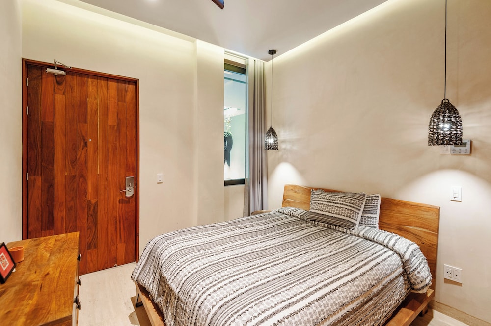 Modern Retreat with Private Garden and Jacuzzi