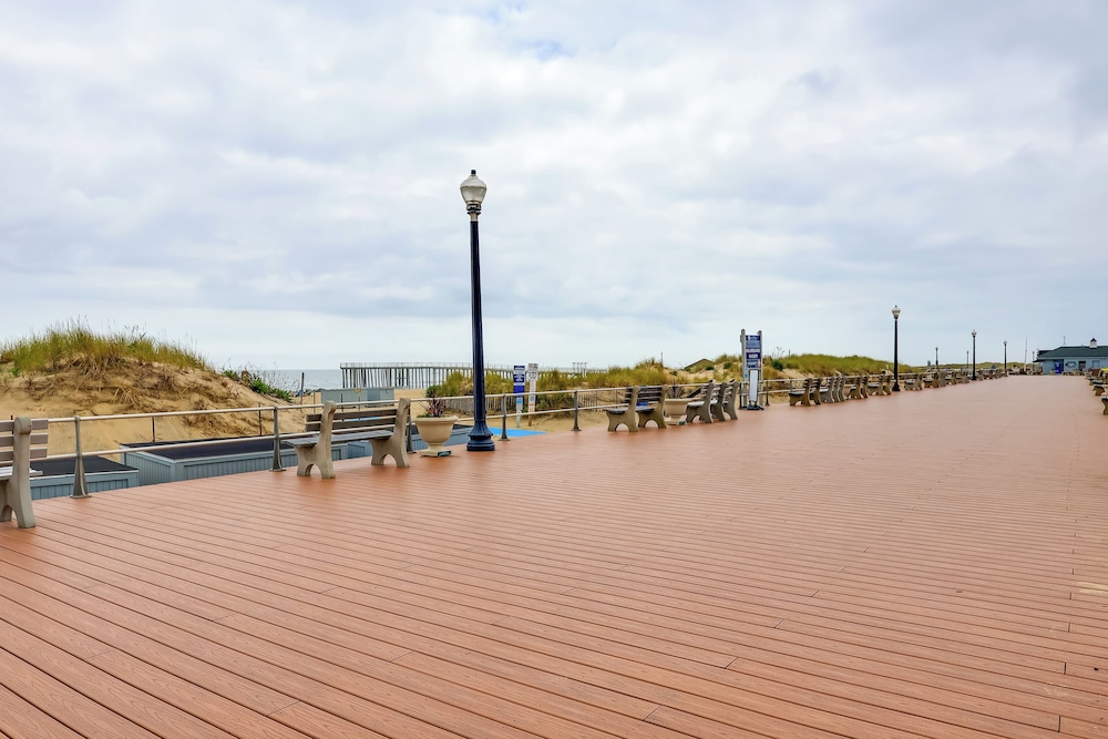 Walk to Downtown & Beach: Ocean Grove Apartment!