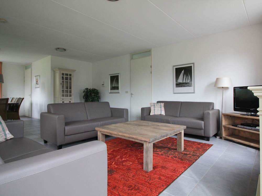 Villa With Whirlpool and Sauna in Makkum view 4