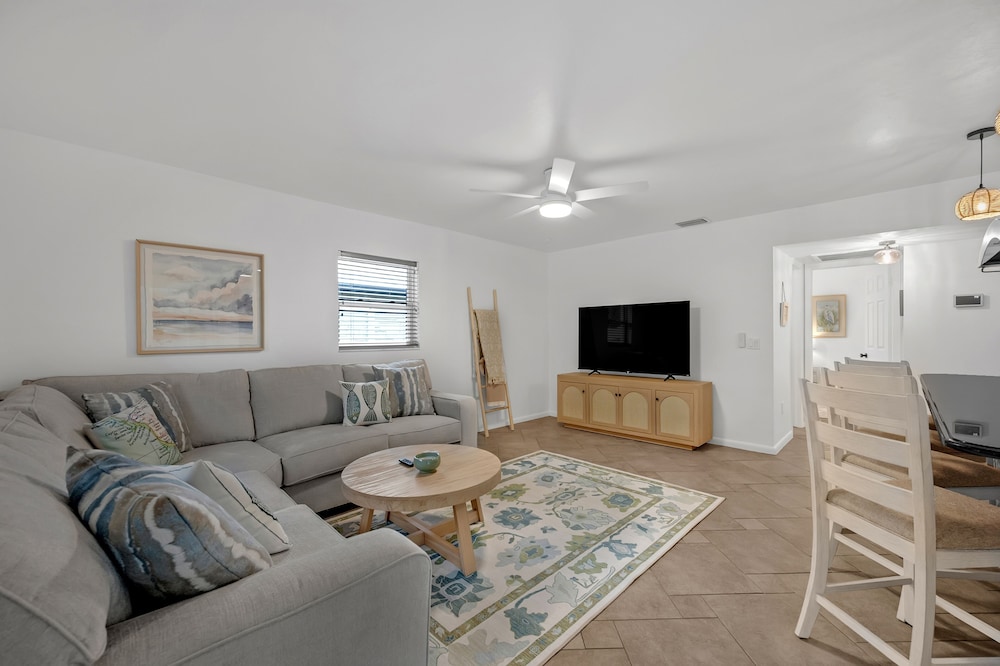 Naples Henrie Hideaway - Private Pool, Pet Friendly 12 Mins From Beach & Downtown 3 Bedroom Home