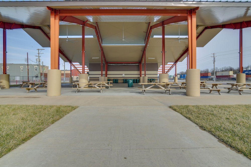 Dtwn Loft in the Heart of Monett: Pets Welcome!