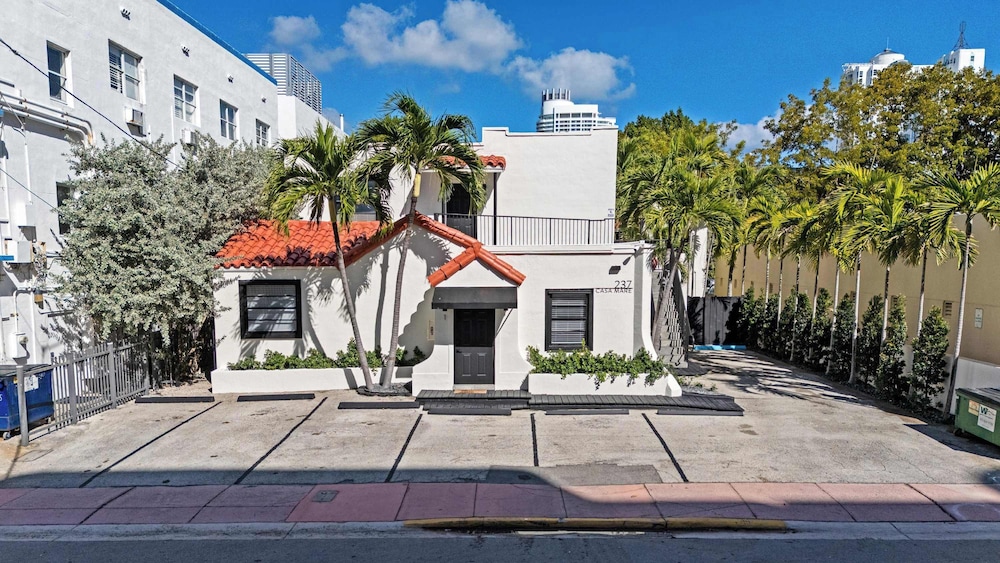 Retro Miami Getaway With Free Parking 1 Minute From Beach
